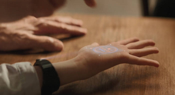 영화는 불법으로 태어난 사람을 적발하기 위해 과학적으로 아주 발달된 도시 모습을 보여준다. 도시 곳곳에 검문소를 설치, 전자 팔찌와 인체 내 마이크로칩 등으로 개인정보를 상시 확인한다.