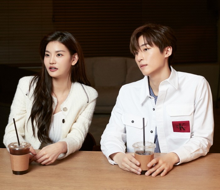 더블랙레이블 소속 DJ 겸 프로듀서 알티가 안다와의 컬래버곡 '뭘 기다리고 있어'를 통해 자신의 아티스트적 가치를 새롭게 드러낸다. (사진=YG엔터테인먼트 제공)