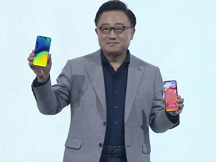 삼성전자는 10일(현지시간) 태국 방콕 임팩트 아레나에서 A 갤럭시 이벤트를 개최하고 중저가형 스마트폰 갤럭시A80과 갤럭시A70을 공개했다. 고동진 삼성전자 IM부문장(사장)이 직접 제품을 소개했다.