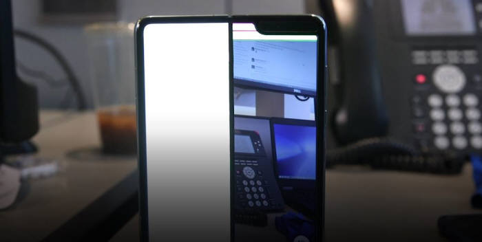 CNBC가 받은 리뷰용 갤럭시 폴드 역시 화면 한쪽은 먹통이 되고 다른 한 쪽에는 가로 줄이 생겼다.