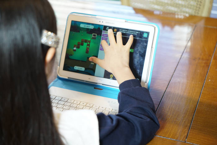 학생이 밀크T 프로그램을 실행해 블록형 코딩 학습을 하고있다. 천재교육 제공