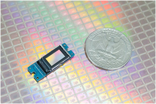 라온텍의 RDP370F 마이크로디스플레이 패널 실물은 25센트 동전 크기와 비교해 매우 작다. (사진=라온텍)
