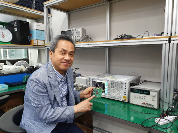 이석규 뉴라텍 대표가 자사 와이파이 칩이 탑재된 모듈을 소개하고 있다.