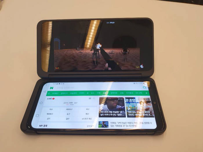 LG V50S에 듀얼 스크린을 장착해 상단부에서는 유튜브 영상을, 하단부에는 웹브라우저를 실행했다. 이영호기자youngtiger@etnews.com