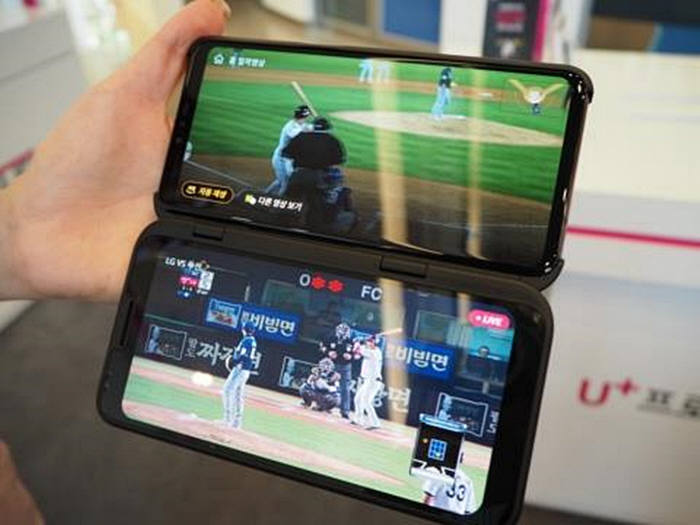 마츠모토 편집장은 LG유플러스 직영 매장을 소개하며, 아이돌 가상현실(VR) 콘텐츠, 야구와 골프를 다각도에서 볼 수 있는 중계 서비스, 게임 등 5G를 위한 독자 컨텐츠로 새로운 즐거움을 어필하고 있었다고 말했다. 사진은 LG전자의 듀얼 스크린 스마트폰. 두개의 화면에서 동영상을 봐도 고속 대용량의 5G에서는 쾌적하게 즐길 수 있다.