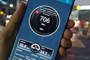 SK텔레콤과 KT, LG유플러스 스마트폰을 빌려 일본인 관광객과 비즈니스맨이 많은 서울광장 등 서울 시내 5개소에서도 5G 속도를 측정했다. SK텔레콤과 LG유플러스 5G 평균 속도는 400Mbps 이상으로 나타났으며 장소에 따라서는 700Mbps를 넘는 경우도 있었다.