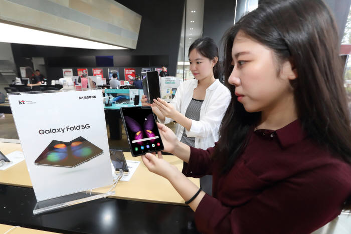 KT가 18일부터 25일까지 전국 KT 매장과 공식 온라인채널 KT샵에서 삼성전자 갤럭시폴드 5G 예약을 진행한다.