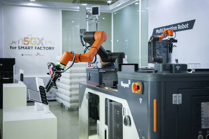 6축 로봇팔, 3D 센싱 기능이 탑재된 5G 다기능 협업 로봇의 모습. 이 로봇은 내부 공간에 스스로 제품을 적재하고 자율주행으로 이동한다.