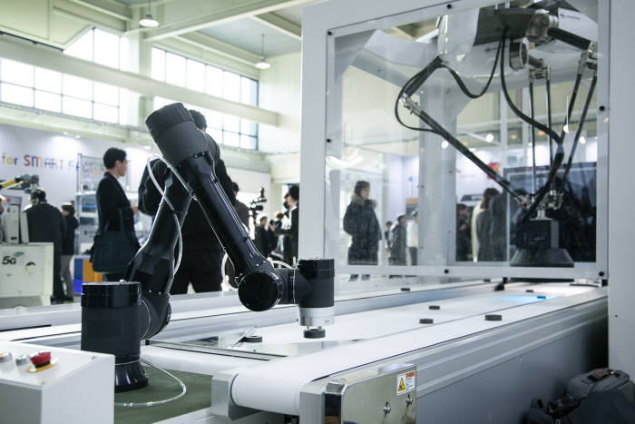 국내 1호 5G 산업용 솔루션 5G-AI 머신비전이 자동차 부품의 품질를 자동 검사하고 있다