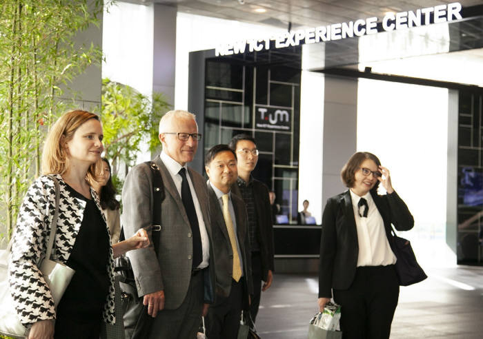 벵트 묄러뢰드 OECD WP-CISP 의장(왼쪽 두번째) 일행이 SK텔레콤 ICT 체험관 티움(T.um)을 관람 중인 모습.