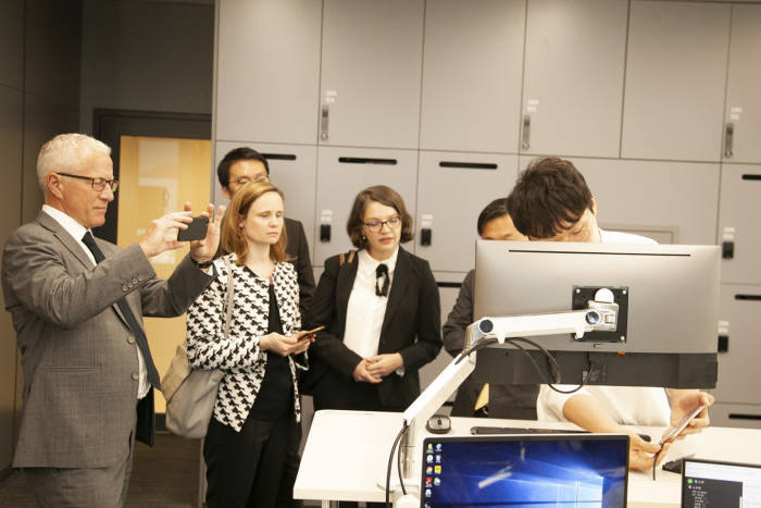 벵트 묄러뢰드 OECD WP-CISP 의장(왼쪽) 일행이 SK텔레콤 5G 스마트오피스에서 5G VDI 도킹 시스템 시연을 보고 있다.