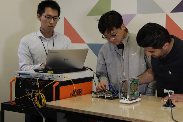 KT가 쏠리드, 모반디와 O-RAN얼라이언스 개방형 기지국 규격을 지원하는 28㎓ 대역 5세대(5G)이동통신 빔포밍 기술을 개발했다. 미국 캘리포니아에 위치한 모반디 연구소에서 연구원들이 28GHz 대역 5G 빔포밍 기술 테스트를 진행하고 있다.