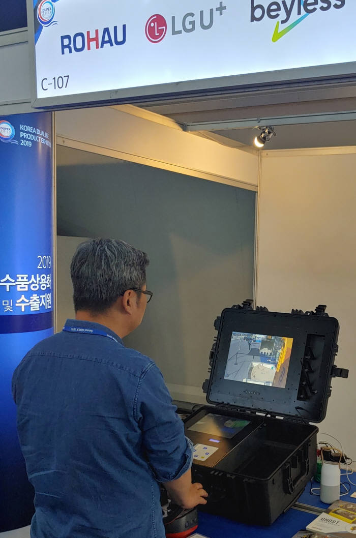 LG유플러스가 성남 서울공항에서 개최된 서울 국제 항공우주 및 방위산업 전시회(ADEX 2019)에서 5세대(5G)이동통신 기반 원격제어 굴삭기를 통한 무인 지뢰제거를 선보였다.