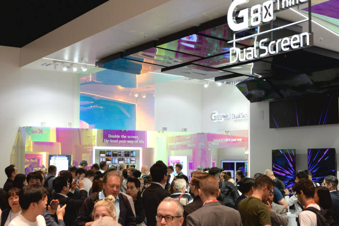 지난 9월 독일에서 열린 국제가전박람회의 LG G8X 씽큐와 듀얼스크린 전시 부스