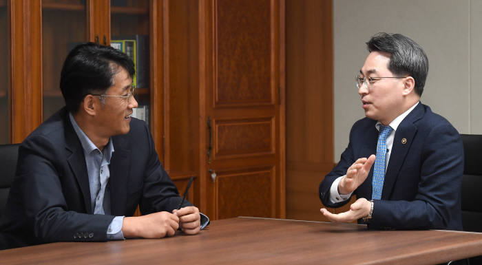 고삼석 방통위 상임위원이 김원배 전자신문 통신방송부장과 대담하고 있다.