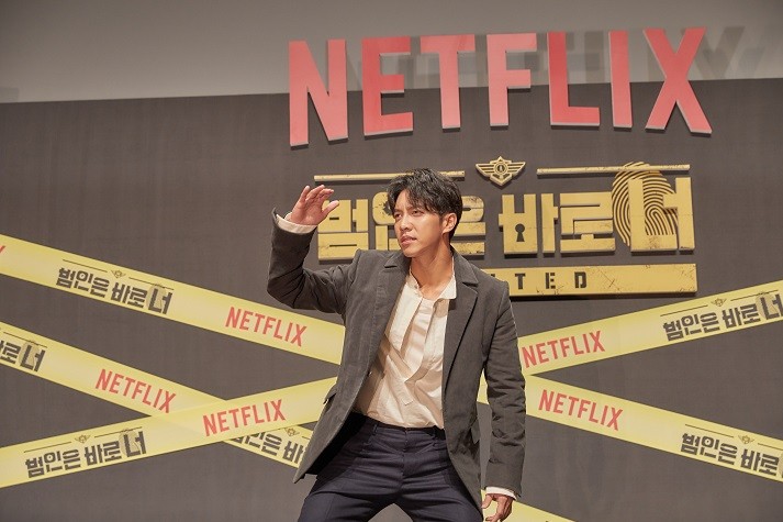 넷플릭스 오리지널 시리즈 '범인은 바로 너! 시즌2' 제작보고회에 참석한 이승기가 포즈를 취하고 있다. / 사진 = 넷플릭스
