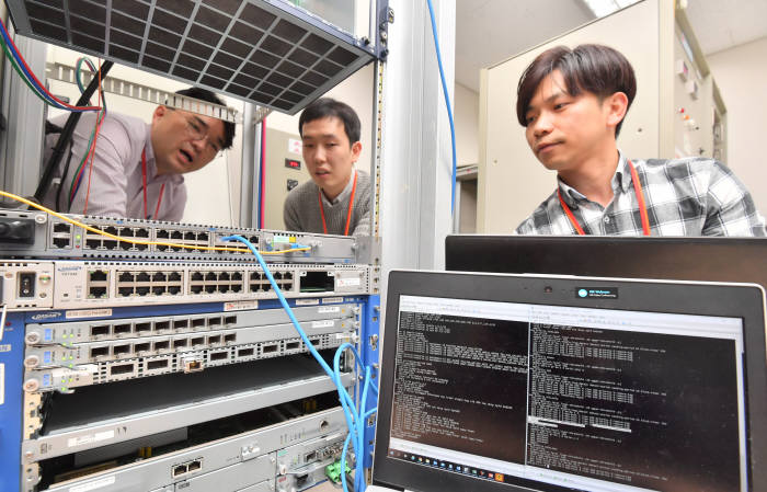 대기업이 정부 지원을 받아 중소기업의 5G 통신 부품 국산화 지원에 나선다. SK브로드밴드 컨소시엄은 한국정보화진흥원의 지능정보 네트워크용 광통신 부품 실증 과제에 선정돼 5G프런트홀과 10기가 인터넷에 동시에 사용할 수 있는 광소자 부품 양산 테스트배드를 12월까지 구축할 계획이다. 11일 서울 동작구 SK브로드밴드 동작종합센터에서 관계자들이 광 부품소자 개발을 위해 OLT 장비를 사전 테스트하고 있다. 박지호기자 jihopress@etnews.com