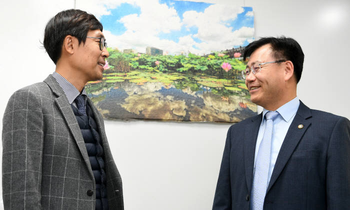 이호준 전자신문 정치정책부장(왼쪽)과 김경규 농촌진흥청장이 대화를 나눴다. 이동근기자 foto@etnews.com