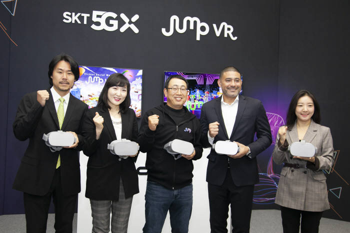 (왼쪽부터) 이종석 카카오VX 사업본부장, 전진수 SK텔레콤 5GX서비스사업단장, 유영상 SK텔레콤 MNO사업부장, 콜란 시웰(Colan Sewell) 페이스북 부사장, 임세라 마블러스 대표가 버추얼 소셜 월드를 소개하고 있다.