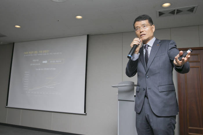 양상진 KT SAT 기술협력TF 본부장이 위성 5G 기술을 소개하고 있다.