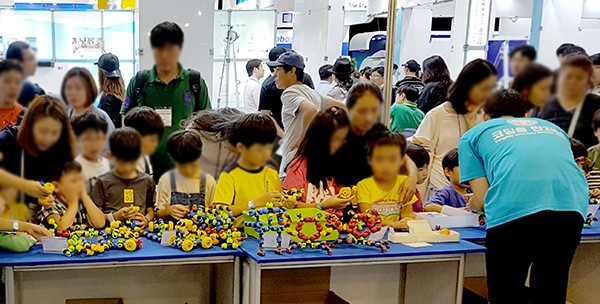 로봇월드 전시회 내 어린이들의 작품 체험 모습