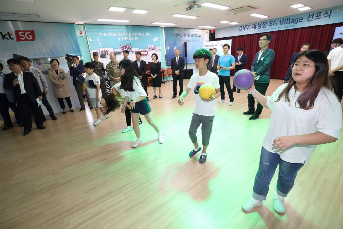 대성동 초드鉢”학생들이 MR 스크린 스포츠로 체육활동을 하고 있다.