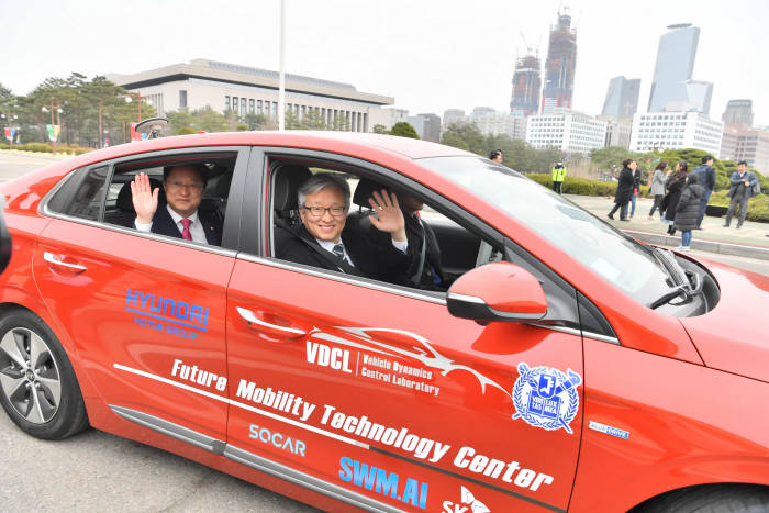 2019 자율주행기술제품 전시 및 자율주행차 시승식이 3월 12일 서울 여의도 국회에서 열렸다. 국회 본청 앞에서 더불어민주당 이해찬 대표와 홍영표 원내대표 등이 자율주행차를 시승하고 있다. 박지호기자 jihopress@etnews.com
