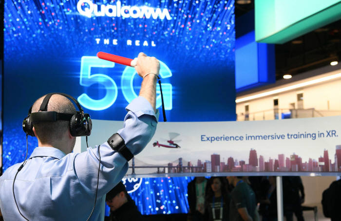 5G 시대...VR을 넘어 XR시대로 관람객이 퀄컴부스에서 확장현실(XR) 체험을 하고 있다.