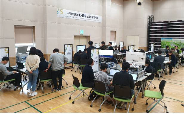 지난 해 K-시티에서 개최된 C-ITS 상호호환성 시험. 해외 출장비 2000여만원을 아낄수 있어 국내 중소기업들에게 인기가 높은 행사다.