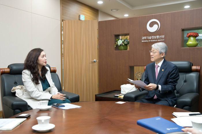 최기영 과학기술정보통신부 장관(왼쪽)이 30일 정부세종청사에서 유정아 한국IPTV방송협회장과 업계 현안에 대해 의견을 나누고 있다. 과기정통부 제공