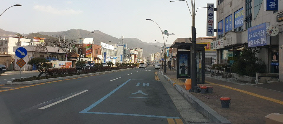 주말인데도 인적이 뚝 끊힌 청도대남병원 앞 도로