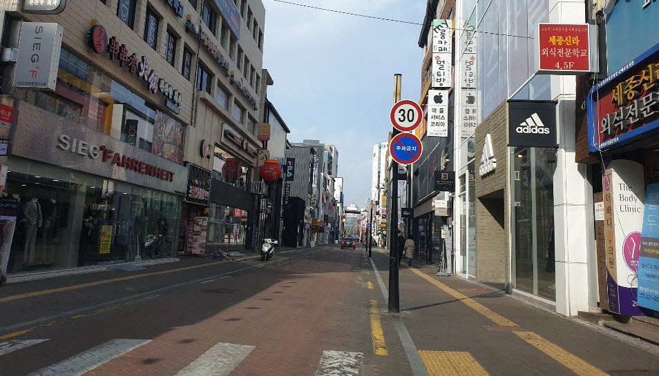 코로나19 확진환자가 급증한 이후 첫 주말을 맞은 대구 도심 동성로는 적막감이 감돌았다. 사진은 대구 동성로 거리.