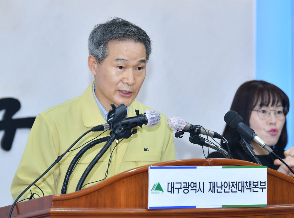 코로나19 관련 브리핑하고 있는 채홍호 대구시 행정부시장.