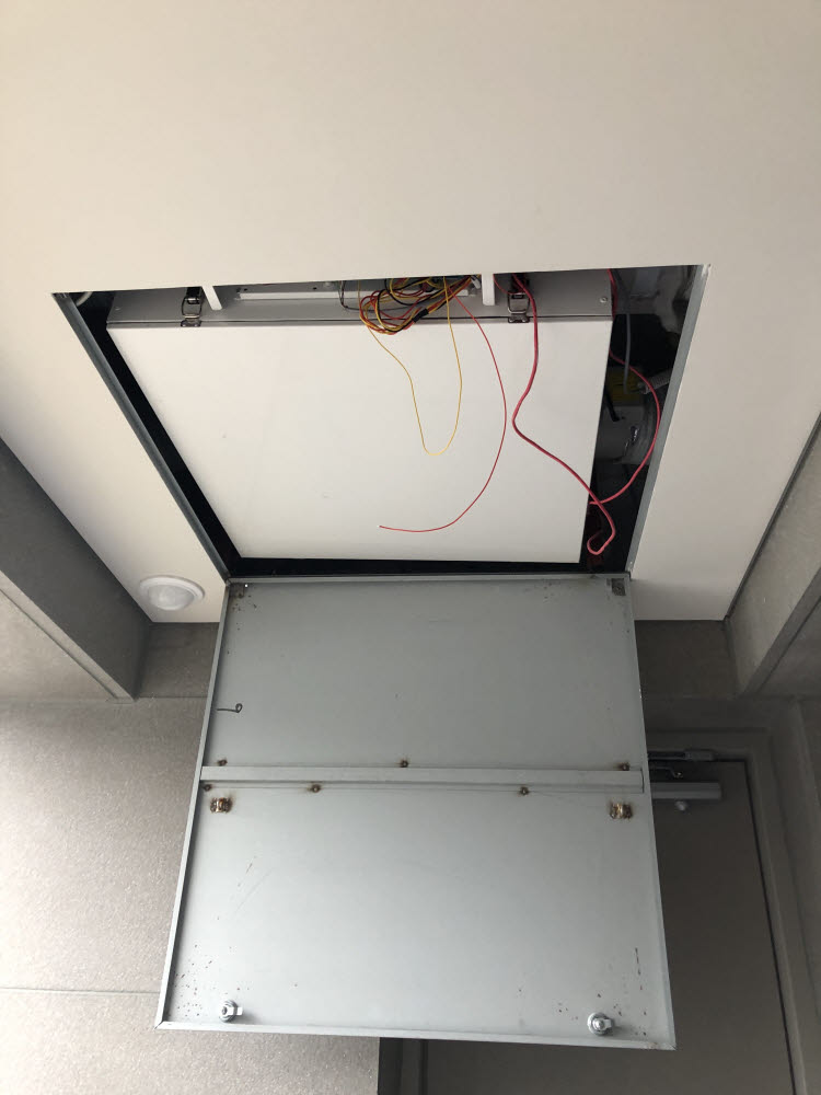 아파트 환기장치에 컨트롤러를 설치하는 과정.