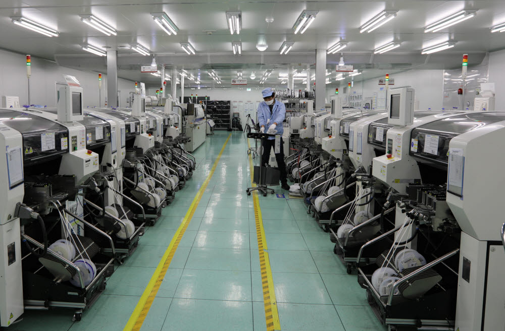 신규 공장 내 표면실장기술(SMT) 설비 라인