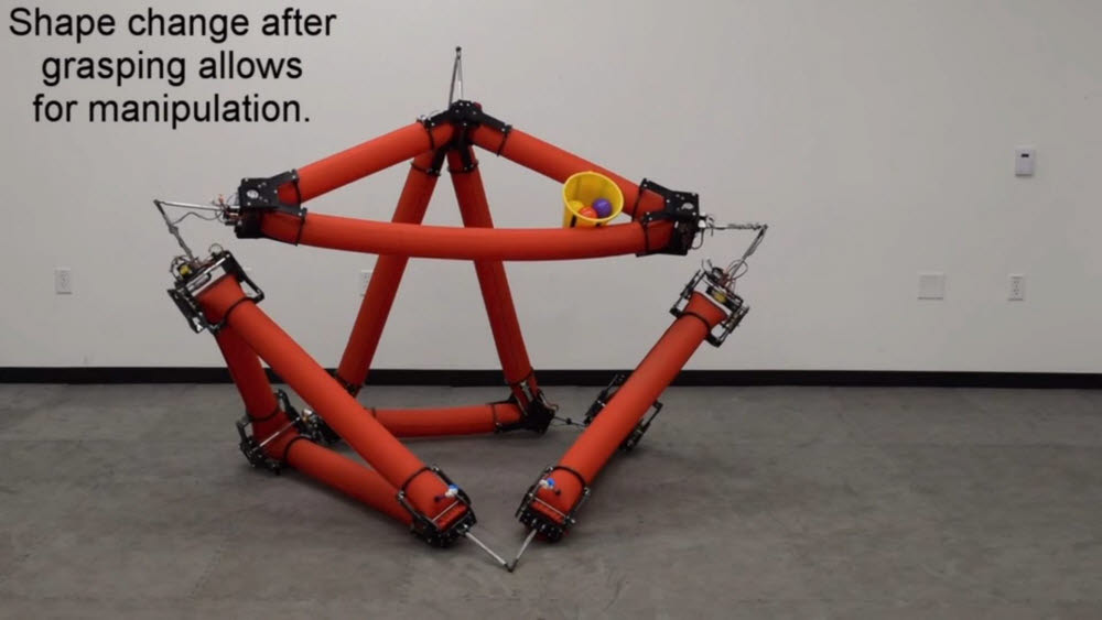스탠포드 대학 연구진이 개발한 소프트 로봇이 바구니를 쥐고 있다. <사진=스탠포드대 로봇 소개 영상 갈무리>