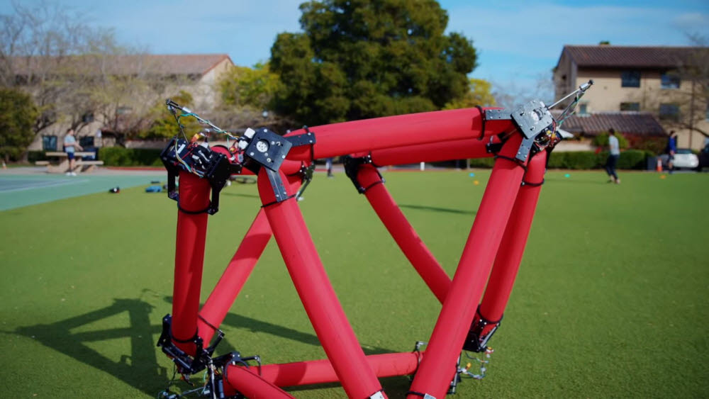 스탠퍼드대 연구진이 개발한 대형 소프트로봇.<사진=스탠퍼드대 유튜브>