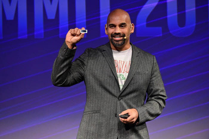 나빈 라오 인텔 인공지능제품그룹총괄 부사장이 너바나 칩을 소개하고 있다.