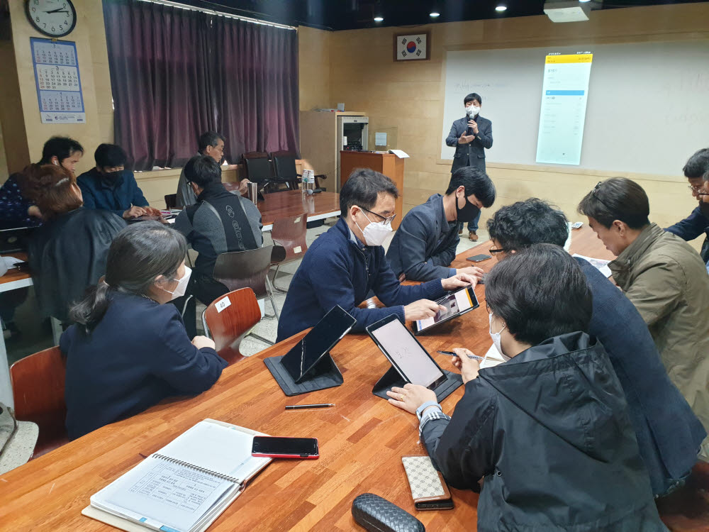 이흥신 토드핀 대표가 16일 인천 동산고 온라인 개학식에 참석해 교사를 대상으로 비대면 강의솔루션 소리노트 사용법을 설명하고 있다.