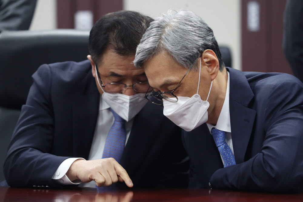 강달호 현대오일뱅크 사장과 조경목 SK에너지 사장이 대화하고 있다.