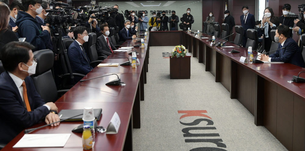 양수영 석유공사 사장(오른쪽)과 정유업계 대표들이 대화하고 있다.