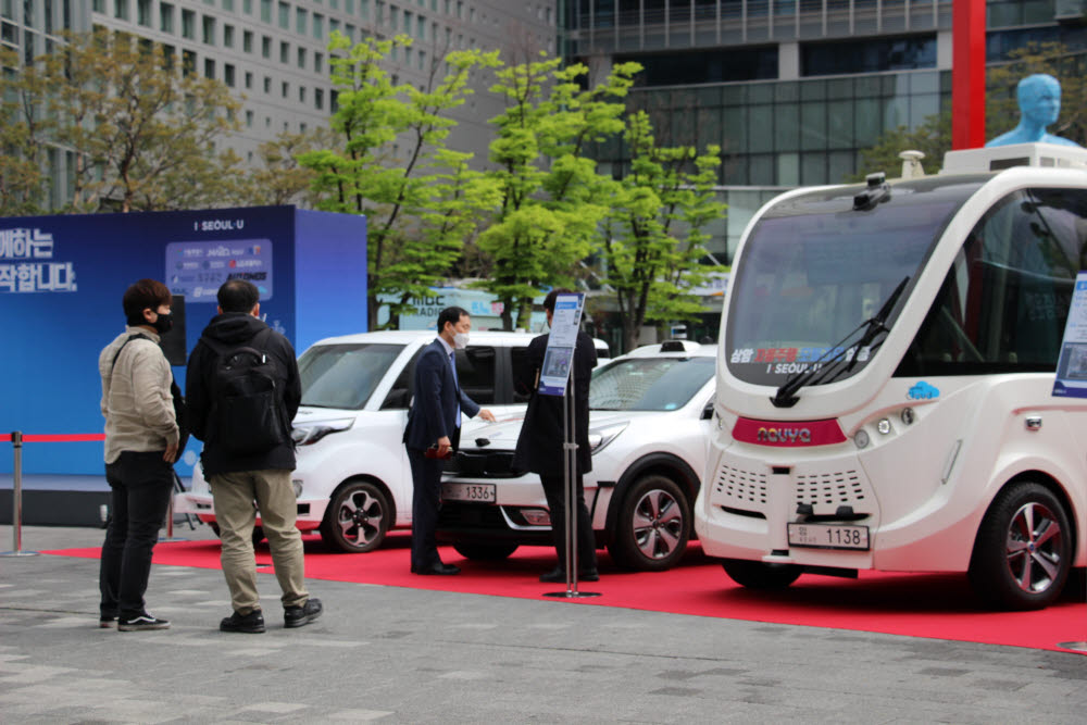 12일 서울 상암에서 열린 자율주행 모빌리티 발대식에 전시된 자율주행 차량들. 사진=서울시