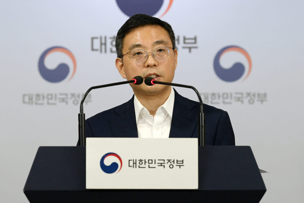 이태희 과학기술정보통신부 네트워크정책실장이 12일 서울 종로구 정부서울청사에서 SK텔레콤 2G 서비스 종료 승인 브리핑을 하고 있다. 이동근기자 foto@etnews.com