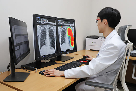 연세대학교 의과대학 용인세브란스병원 영상의학과 의료진이 루닛 인사이트 CXR을 통해 기흉 소견을 확인하고 있다. (사진=용인세브란스병원)