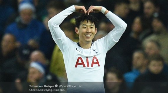 ▲ 손흥민(토트넘) 선수가 득점 후 손으로 하트를 만들고 있다. / 사진=토트넘 공식 트위터 화면캡처