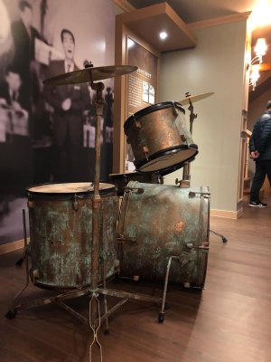 울산 고복수 음악살롱 1층 전시관에 있는 오래된 드럼세트.