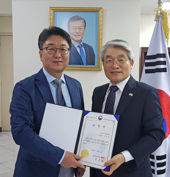 지난 3일 주 과테말라 대한민국 대사관에서 진행된 표창장 수여식에서 안태영 한세실업 과테말라 법인장(왼쪽)이 홍석화 주 과테말라 대사와 기념 촬영을 하고 있다. 한세실업 제공