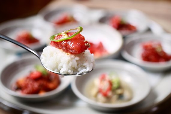 '한국인의 주식=밥'이란 공식이 깨진 지 오래다. 1인 가구 증가와 서구화된 식습관이 맞물려 자연스레 쌀 소비량이 줄었다. 사진=연합뉴스