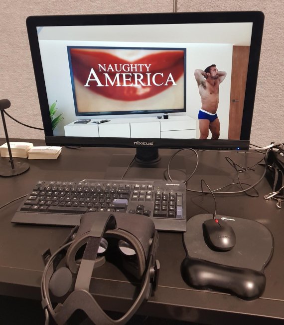 너티 아메리카(Naughty America)의 전시장에 마련된 VR 기기. 이 기기로 너티 아메리카 홈페이지에 있는 VR, AR 콘텐츠를 간편하게 감상할 수 있다. /사진=권승현 기자