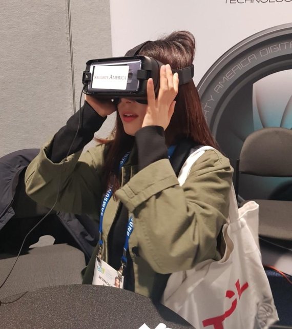 기자가 11일(현지시간) 미국 라스베이거스에서 너티아메리카(Naughty America)의 가상현실(VR) 포르노를 체험하고 있다.